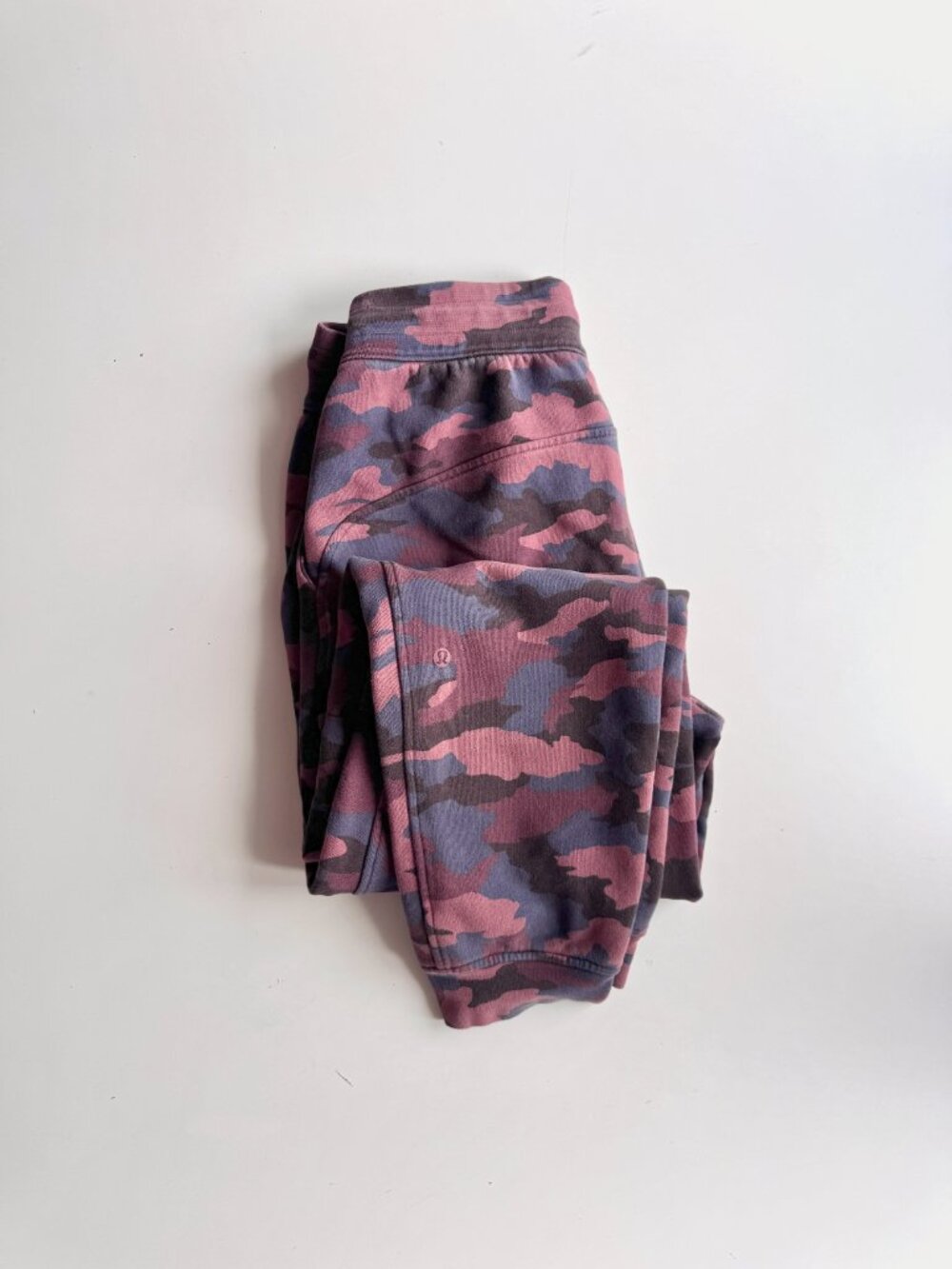 LULULEMON Scuba Heritage 365 Camo Smoky Red Night Sea Jogger Sweatpants, Size 6